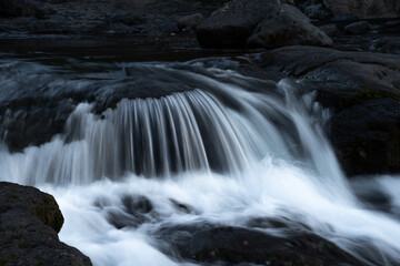 Cascada fotografiada con larga exposición, capturando el movimiento del agua y el efecto sedoso. © Pamela