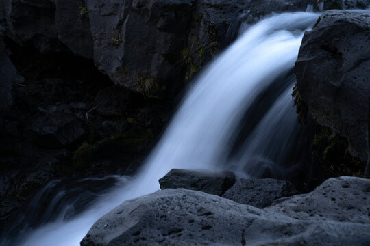 Cascada fotografiada con larga exposici&oacute;n, capturando el movimiento del agua y el efecto seda.