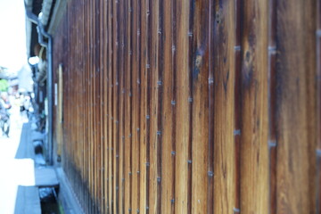 Obraz premium A traditional Japanese wooden wall features vertical bamboo strips.