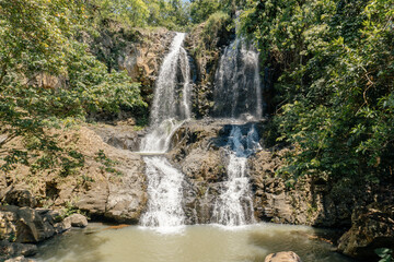 paisaje de cascada natural © Jonathan
