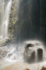 paisaje de cascada natural © Jonathan