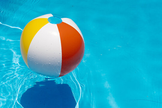 Pelota de playa con reflejo del sol