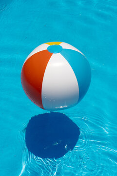 Pelota de playa con reflejo del sol