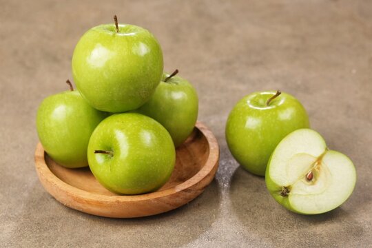 Fresh Granny Smith apples with bright green skin and crisp juicy texture
