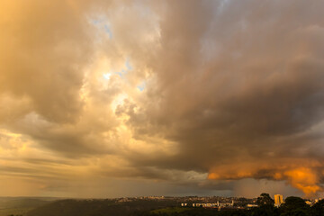Obraz premium Dramatic Storm Clouds Forming Over City Skyline Indicating Severe Weather and Atmospheric Instability. 