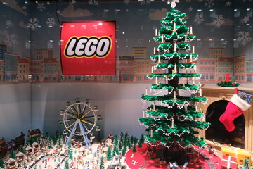 Obraz premium Oslo, Norway-Nov.25th 2025: Christmas tree and Ferris wheel miniature festive scene built with LEGO bricks in a store display window
