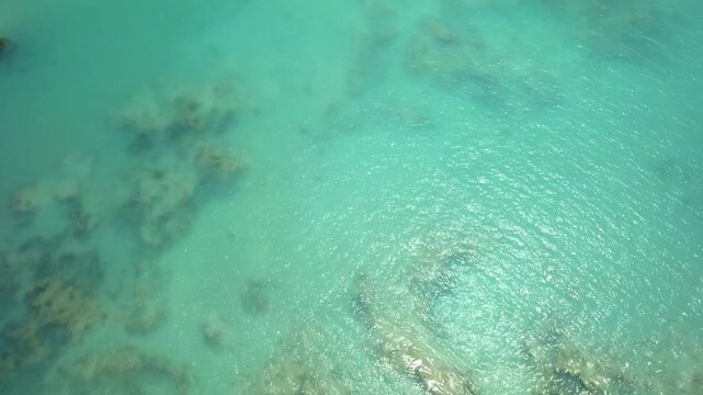 ドローン空撮：大潮の干潮で百合ヶ浜が現れそうな大金久海岸の広大なヨロンブルーの絶景