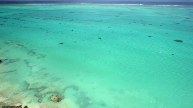 ドローン空撮：鳩の湖の上空から見下ろす与論島の美しい秘境ビーチとヨロンブルーの海