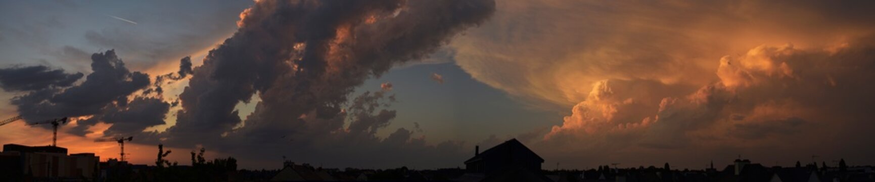 coucher de soleil, ciel orageux et nuages