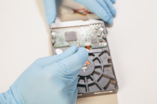 Repair of the hard drive in the hands of the technician.