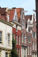 Obraz premium Amsterdam Korsjespoort Steeg Street View with Typical House Facades, Netherlands
