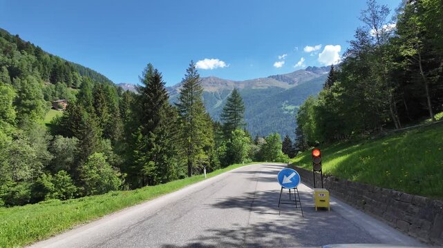 semaforo rosso strada lavori in corso 