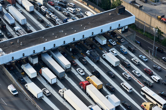 USA, New Jersey, rush hour traffic at Fort Lee in the morning, aerial view