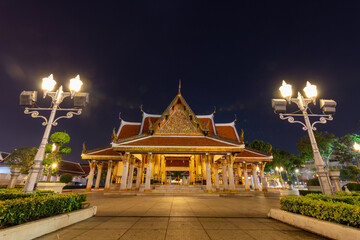 Obraz premium Maha Jesada Bodin Pavilion Beautiful illuminated Thai pavilion with traditional architecture glowing at night in Bangkok.