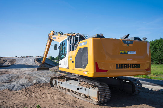 Deutschland , L&uuml;bbenau , 28.05.2026 , Ein Bagger von Liebherr auf einner Baustelle
