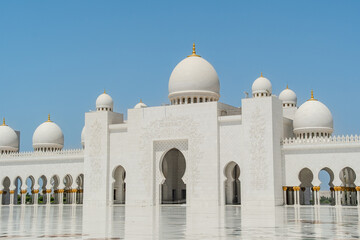 Fototapeta premium Sheikh Zayed Grand Mosque in Abu Dhabi - Beautiful Islamic Architecture Design 