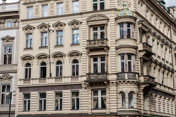 Fototapeta premium Praga cruzar el puente más bonito del mundo para llegar a Mala Strana