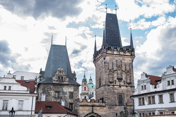 Obraz premium Praga cruzar el puente más bonito del mundo para llegar a Mala Strana