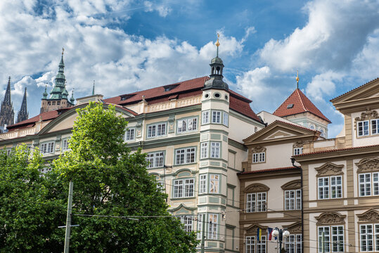 Praga cruzar el puente m&aacute;s bonito del mundo para llegar a Mala Strana