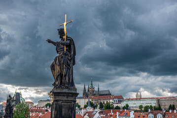 Naklejka premium Praga cruzar el puente más bonito del mundo para llegar a Mala Strana