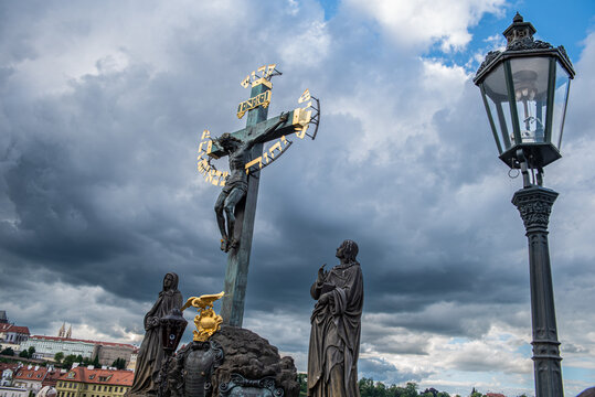 Praga cruzar el puente m&aacute;s bonito del mundo para llegar a Mala Strana