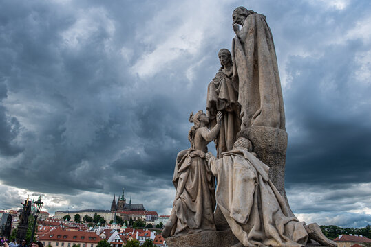 Praga cruzar el puente m&aacute;s bonito del mundo para llegar a Mala Strana