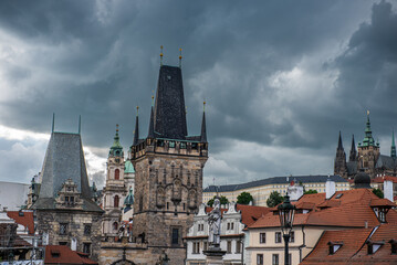 Fototapeta premium Praga cruzar el puente más bonito del mundo para llegar a Mala Strana