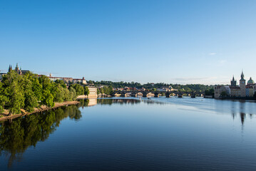 Fototapeta premium Praga cruzar el puente más bonito del mundo para llegar a Mala Strana
