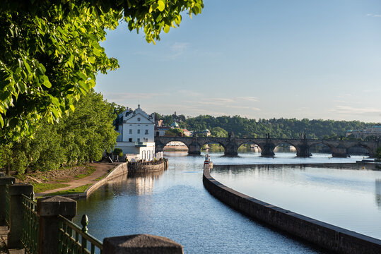 Praga cruzar el puente m&aacute;s bonito del mundo para llegar a Mala Strana