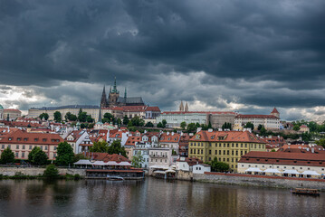 Fototapeta premium El castillo de Praga, el más grande del mundo y también una parte de la literatura