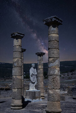 Noche en la bas&iacute;lica romana de baelo claudia en el parque natural del estrecho, Espa&ntilde;a 