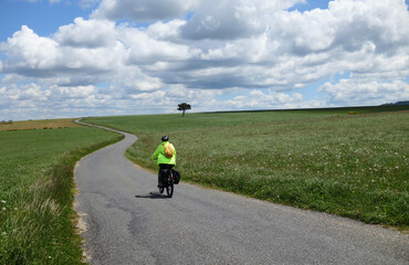 Obraz premium En vélo sur les petites routes du Causse Méjean. Grands Causses - Lozère - Occitanie 