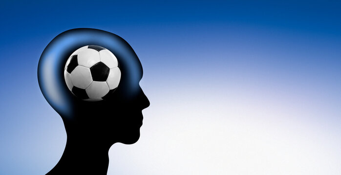 Silhouette einer Person mit einem Fussball