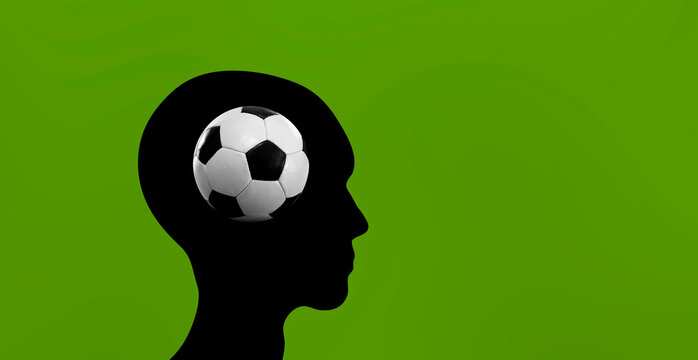 Silhouette einer Person mit einem Fussball