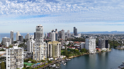 Obraz premium Aerial View of Gold Coast Skyline and Waterways Under Cloudy Sky