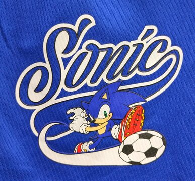Vista de cerca de logo con texto Sonic y dibujo de Sonic the Hedgehog dando una patada a un bal&oacute;n de f&uacute;tbol en tienda Pepco de Madrid, Espa&ntilde;a, 29 de mayo de 2026