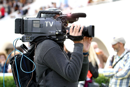 C&aacute;mara TV profesional medio audiovisual de televisi&oacute;n y prensa grabando programa en directo