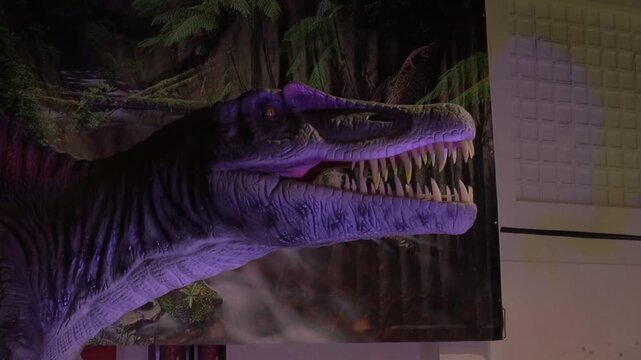 Dinosaurs Spinosaurus face mouth paws animatronic moving animal prehistoric