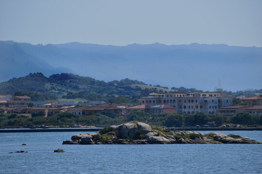 panorama di mare con isolotto