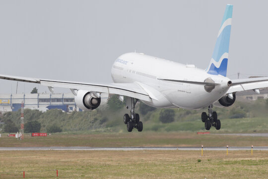 Euroatlantic airways boeing 767 landing at lisbon airport