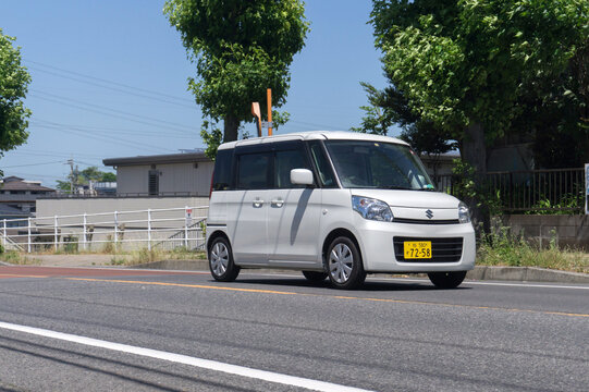 軽乗用車 トールワゴン　道路走行中
