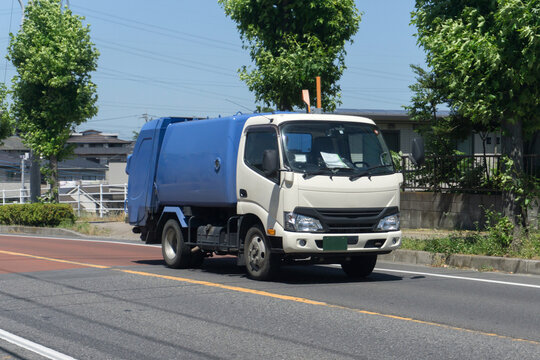 走行中のゴミ収集車(塵芥車)