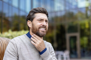 Naklejka premium Man feeling sore throat pain and discomfort