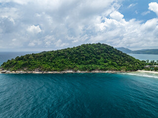 Obraz premium Beautiful sea with clear blue sky background in summer season Amazing sea and sun daylight relaxation landscape view in Phuket island Thailand for Summer and travel background