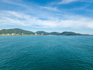 Obraz premium Beautiful sea with clear blue sky background in summer season Amazing sea and sun daylight relaxation landscape view in Phuket island Thailand for Summer and travel background