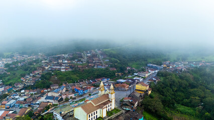 Obraz premium Vista Aérea da Cidade de Bananeiras e Igreja Histórica na Paraíba, Brasil | Aerial View of Bananeiras City and Historic Church in Paraíba, Brazil