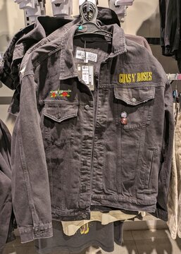 Blue jean jacket. Chaqueta vaquera con el nombre del grupo de rock Guns N' Roses con dos insignias redondas y un logo con pistolas, en tienda Primark en Madrid, Espa&ntilde;a, 20 de abril de 2026