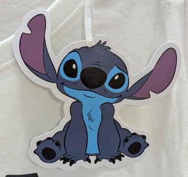 Vista de cerca de etiqueta con la cabeza de Stitch de Disney, en camiseta en tienda Primark de Madrid, Espa&ntilde;a, 20 de abril de 2026	