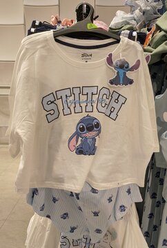 Pijama femenino con camiseta de manga corta y pantalones cortos de Stitch de Disney en tienda Primark de Madrid, Espa&ntilde;a, 20 de abril de 2026
