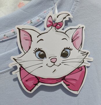 Vista de cerca de etiqueta con la cabeza de Marie de The Aristocats de Disney, en camiseta en tienda Primark de Madrid, Espa&ntilde;a, 20 de abril de 2026
